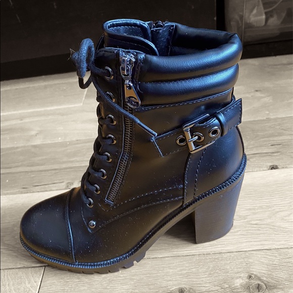 Beautiful black heeled Guess boots - Picture 2 of 3